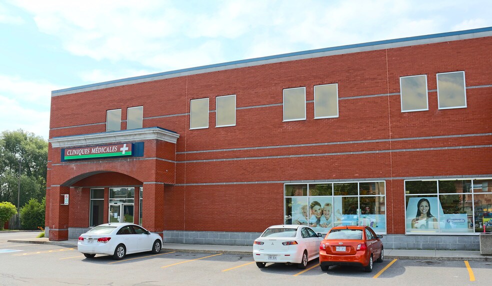 More Photos Of 860 Boul Saint-René O, Gatineau Freestanding For Lease