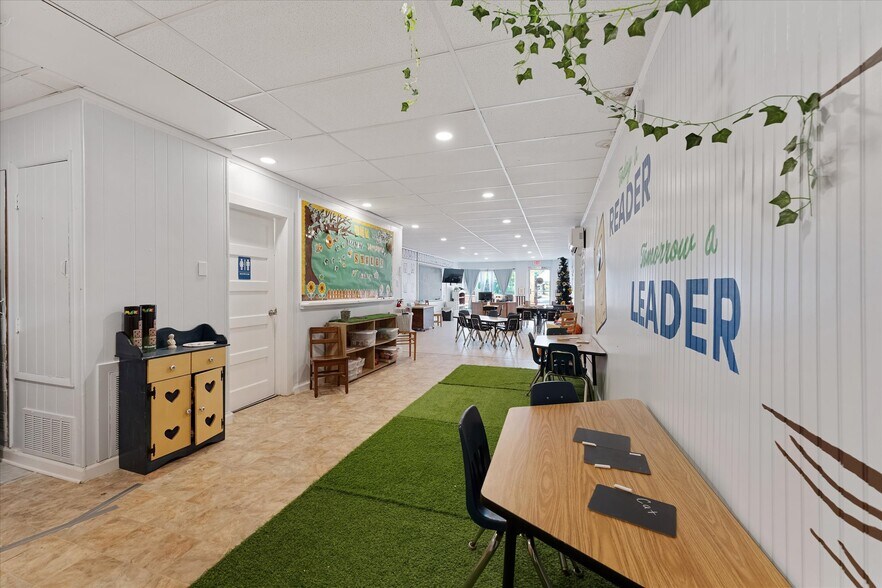 More Photos Of 313 E Main St, Humble Storefront Retail Office For Lease