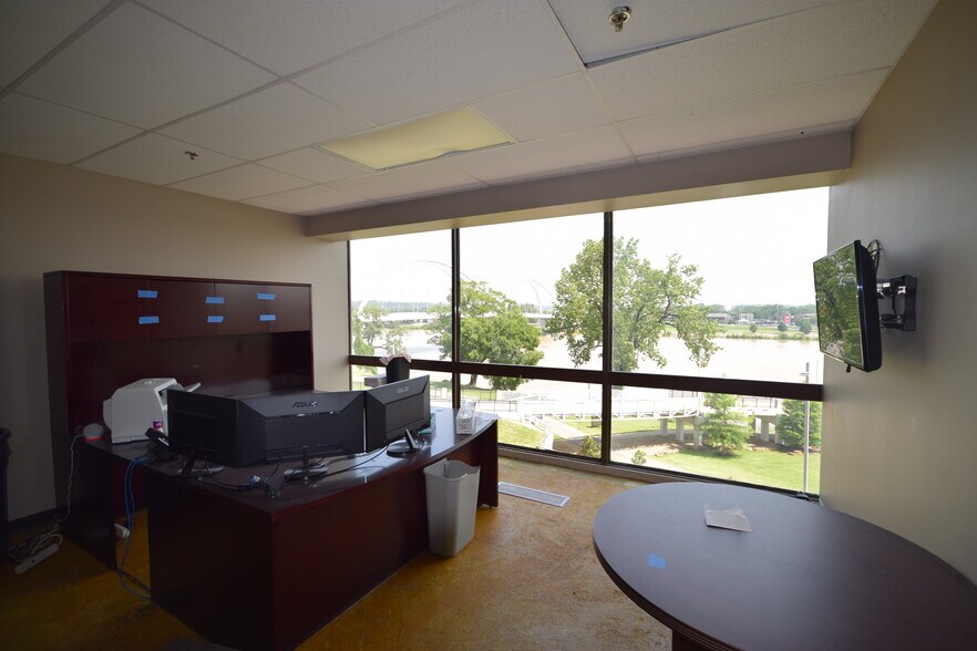More Photos Of 5 Statehouse Plz, Little Rock Office For Sale