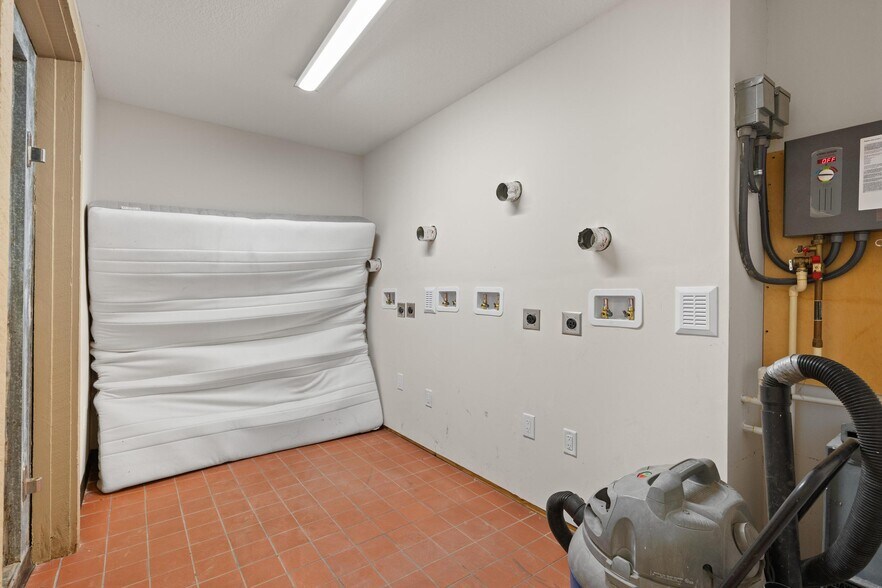 More Photos Of 6024 Cortez Blvd, Weeki Wachee General Retail For Sale