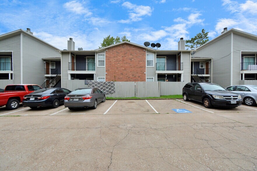 More Photos Of 214 Longstreet Rd, Willis Apartments For Sale