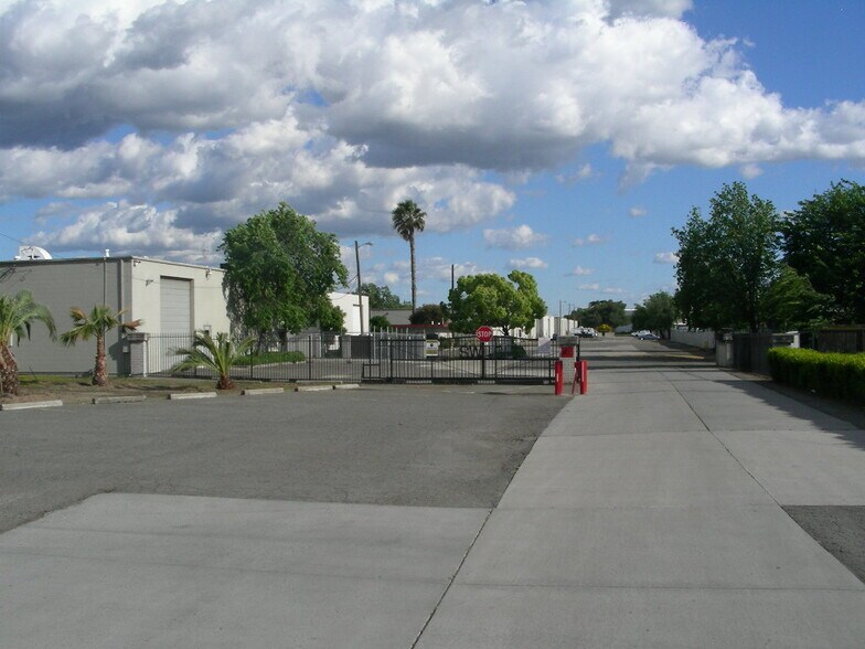 Primary Photo Of 4652 E Waterloo Rd, Stockton Warehouse For Lease