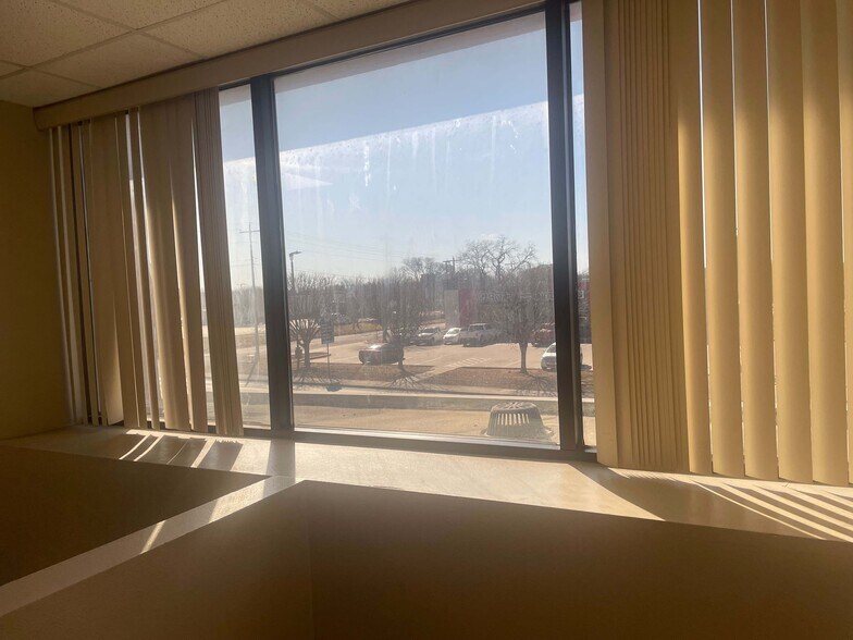 More Photos Of 1305 S Key Ave, Lampasas Office For Sale