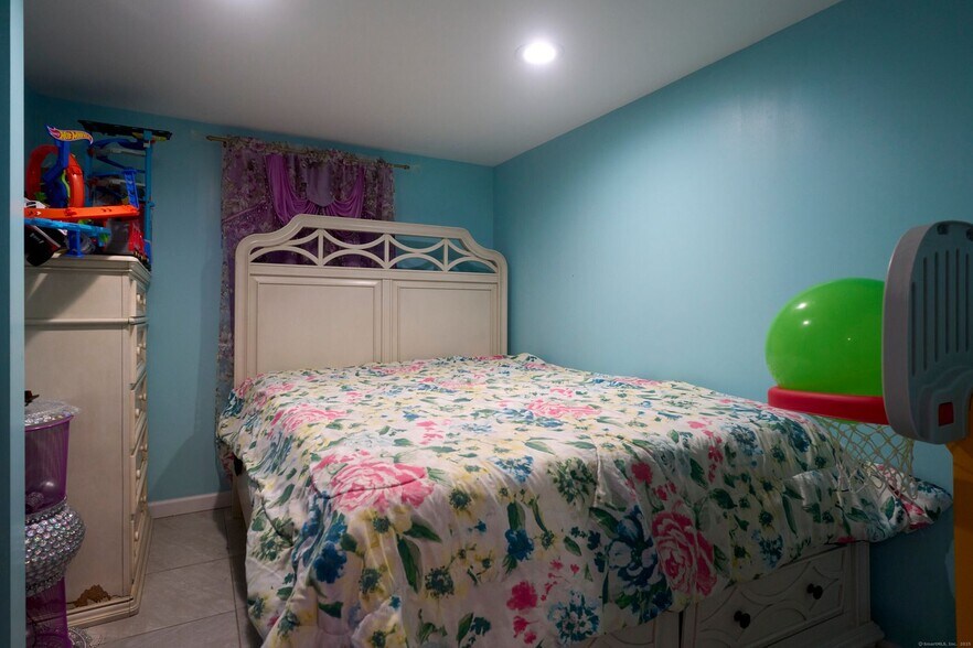 More Photos Of 39 Capen St, Hartford Multifamily For Sale