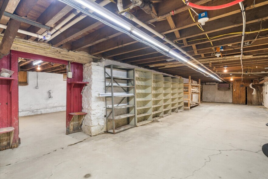 More Photos Of 102 S Richmond St, Fleetwood Warehouse For Sale