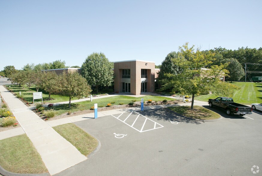 More Photos Of 204 W Newberry Rd, Bloomfield Research And Development For Lease