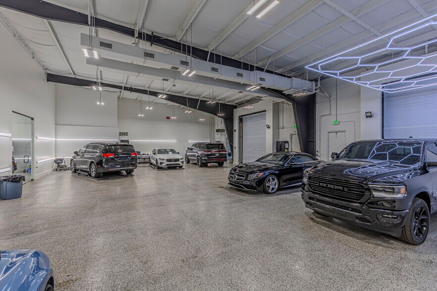 More Photos Of 3550 Westview Dr, Naples Showroom For Sale
