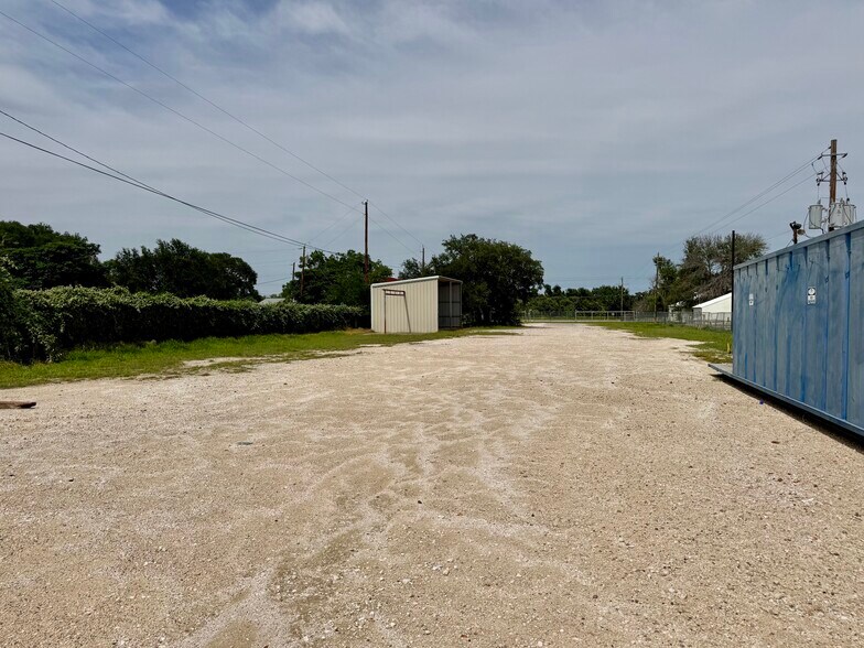 More Photos Of 1209 - 1211 Bensdale Rd, Pleasanton Warehouse For Lease