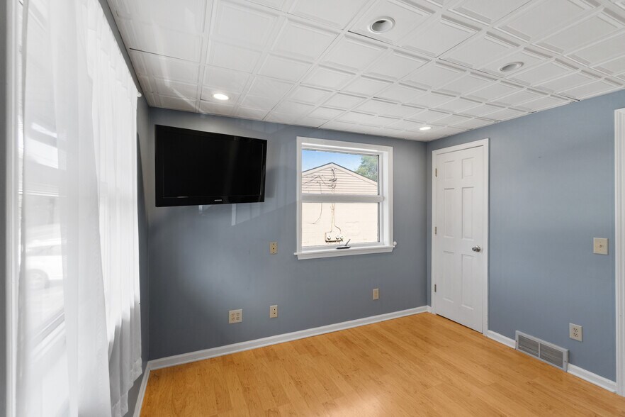 More Photos Of 151 N 2nd St, Fulton Office For Sale