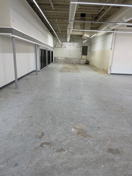 More Photos Of 207 Cambridge St, Burlington Warehouse For Lease