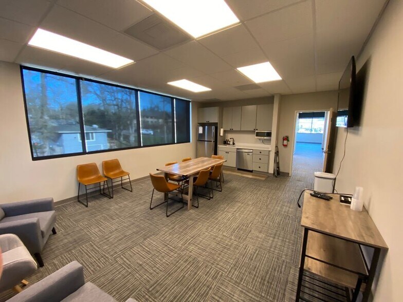 More Photos Of 735 E Clarendon St, Gladstone Office For Sale
