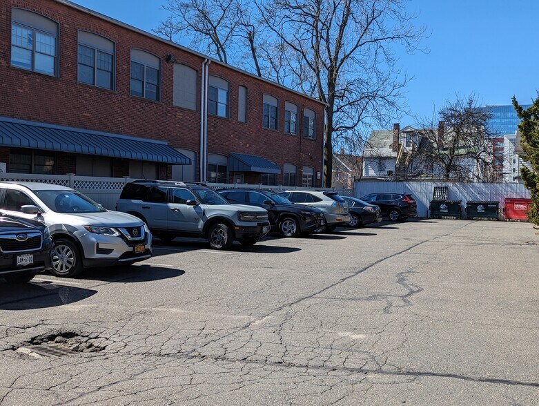 More Photos Of 583 Pacific St, Stamford Freestanding For Lease