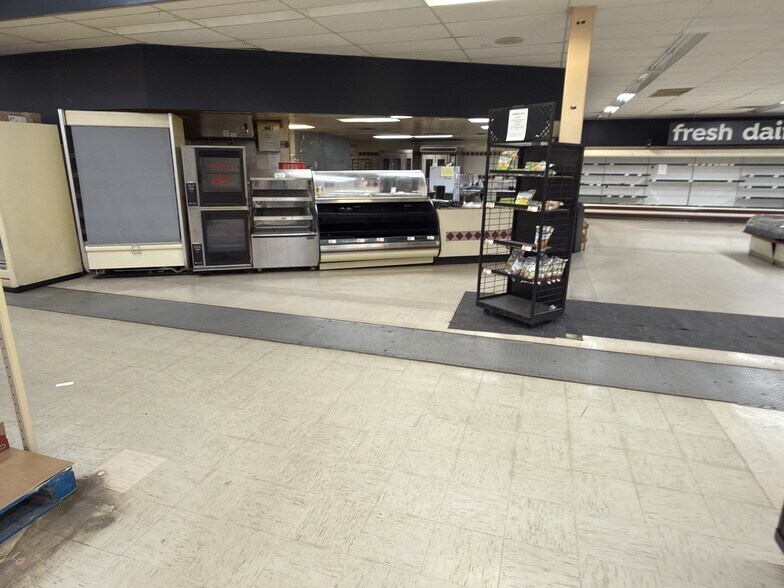 More Photos Of 12030 Park Ln, Wolcott Supermarket For Lease