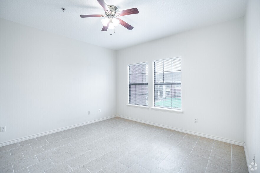More Photos Of 107 Oak Park Dr, Clute Apartments For Sale