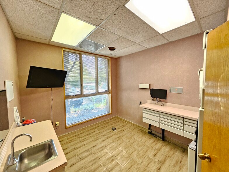 More Photos Of 1815 Schadt Ave, Whitehall Medical For Lease