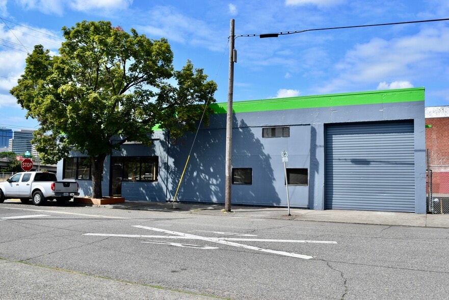 More Photos Of 55 SE Main St, Portland Warehouse For Lease