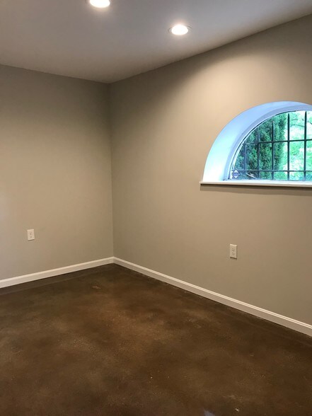 More Photos Of 2021 Auburn Ave, Cincinnati Office For Sale