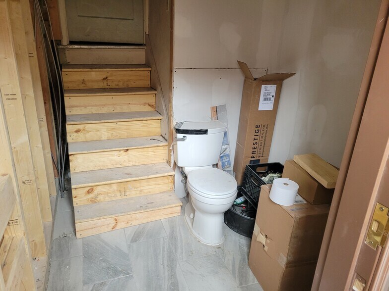 More Photos Of 90 E Jefferson St, Franklin Specialty For Lease