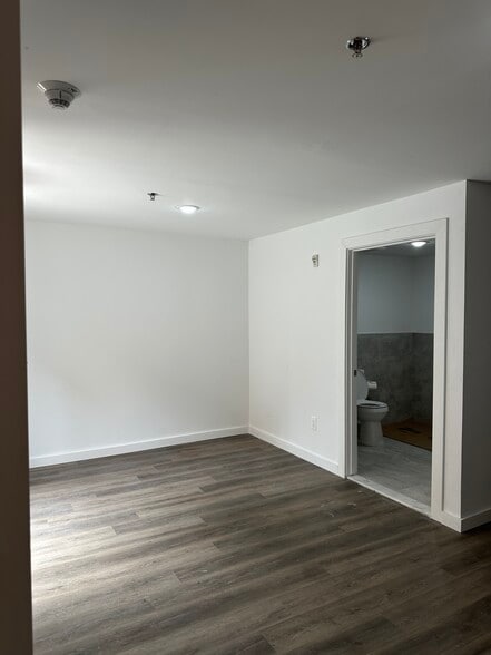 More Photos Of 3831 Carpenter Ave, Bronx Flex For Lease