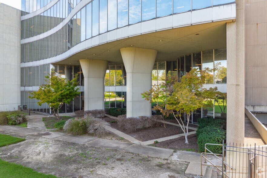 More Photos Of 495 Union Ave, Memphis Office For Sale