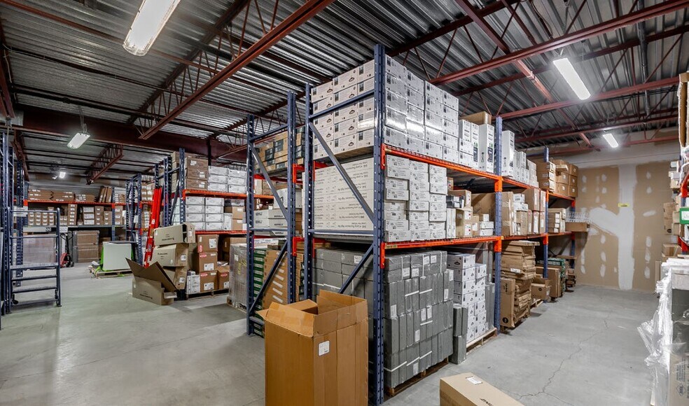 More Photos Of 2180 Lapinière, Brossard Showroom For Sale