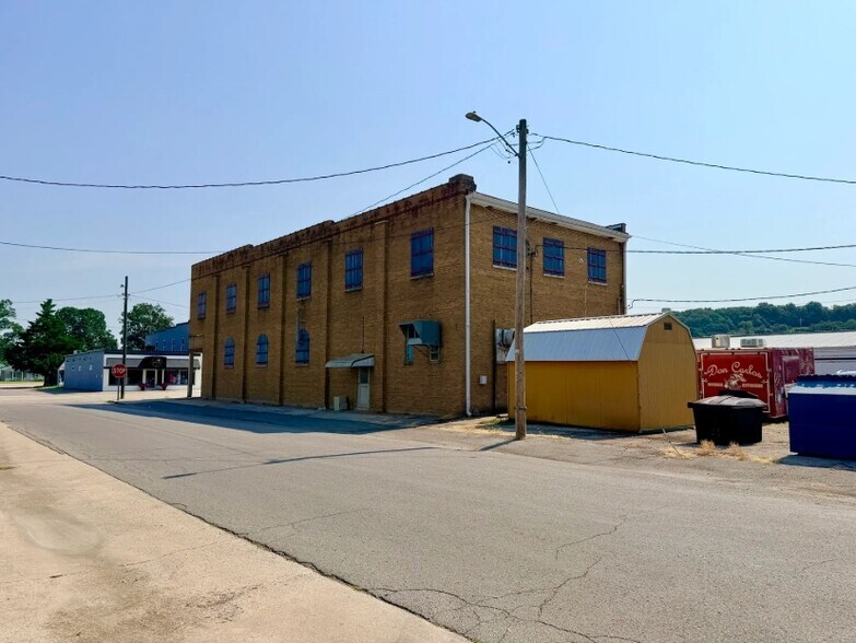 More Photos Of 150 W Yoakum Ave, Chaffee Storefront For Sale
