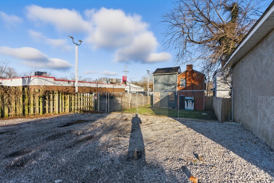 More Photos Of 724 N Broadway, Lexington Freestanding For Sale