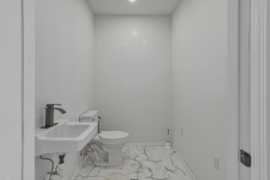 More Photos Of 150 N Delaware Ave, Lindenhurst Storefront Retail Residential For Sale