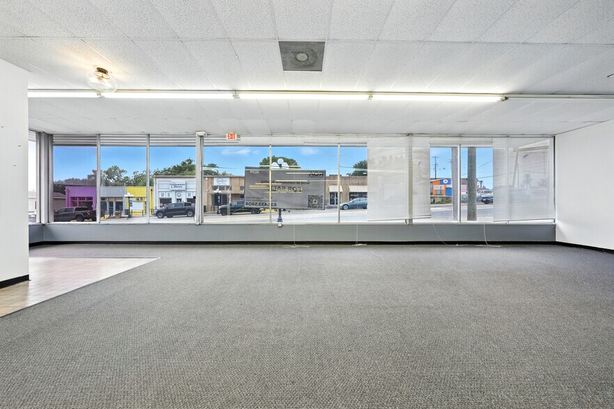 More Photos Of 208 N Main St, Gladewater Freestanding For Sale