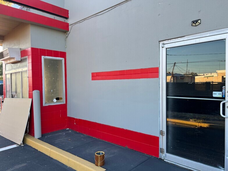 More Photos Of 1609 Northeast Blvd, Wilmington Restaurant For Lease