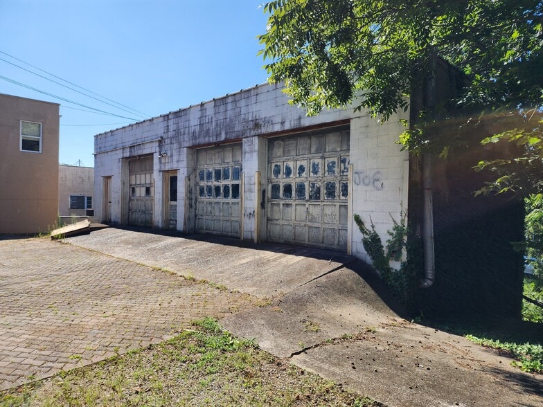 More Photos Of 414 Brookstown Ave, Winston-Salem Warehouse For Sale