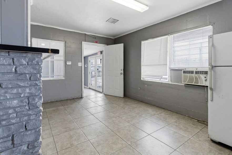 More Photos Of 8710 E Colonial Dr, Orlando Auto Dealership For Lease
