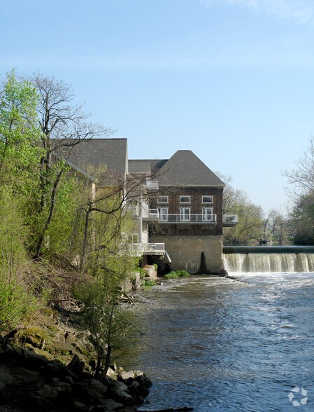 More Photos Of 2291 Riverfront Pky, Cuyahoga Falls Office For Lease