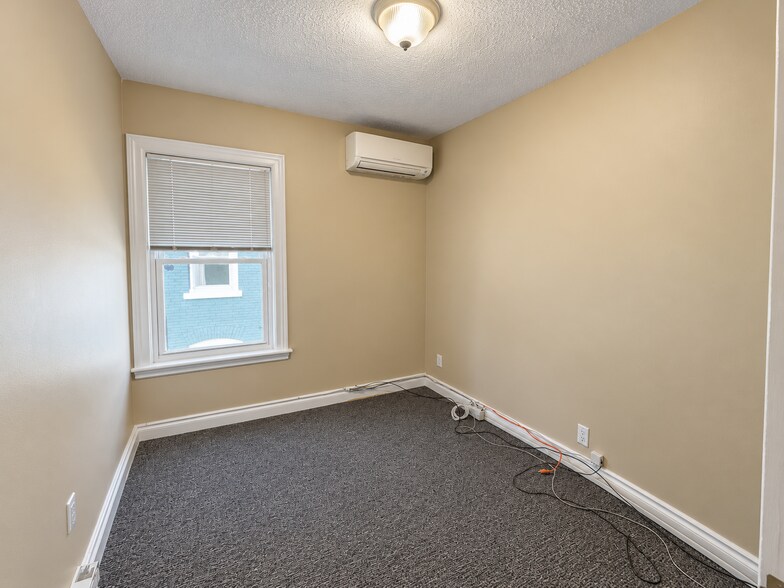 More Photos Of 43 Worsley St, Barrie Office Residential For Lease