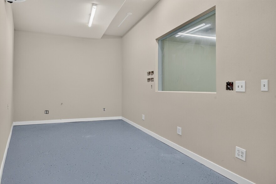 More Photos Of 17100 N Indian Canyon Rd, North Palm Springs Radio TVTransmission Facilities For Sale