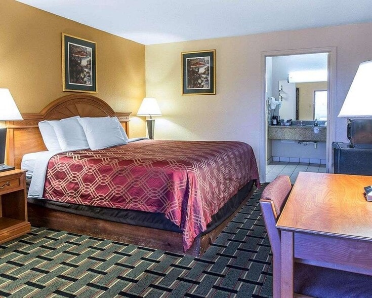 More Photos Of 1507 N Tibbs Rd, Dalton Hotel For Sale