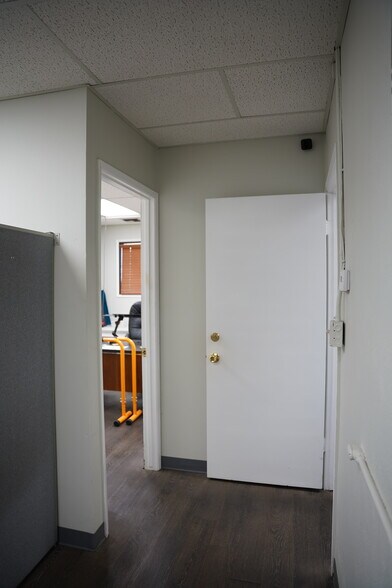 More Photos Of 1233 W Glenoaks Blvd, Glendale General Retail For Sale