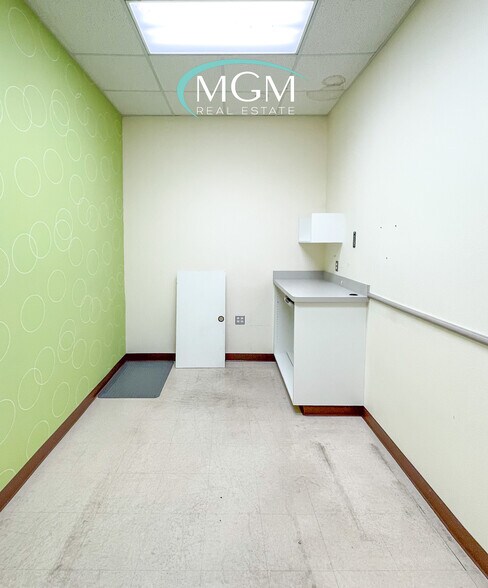 More Photos Of 1652 E Houston St, Beeville Healthcare For Lease