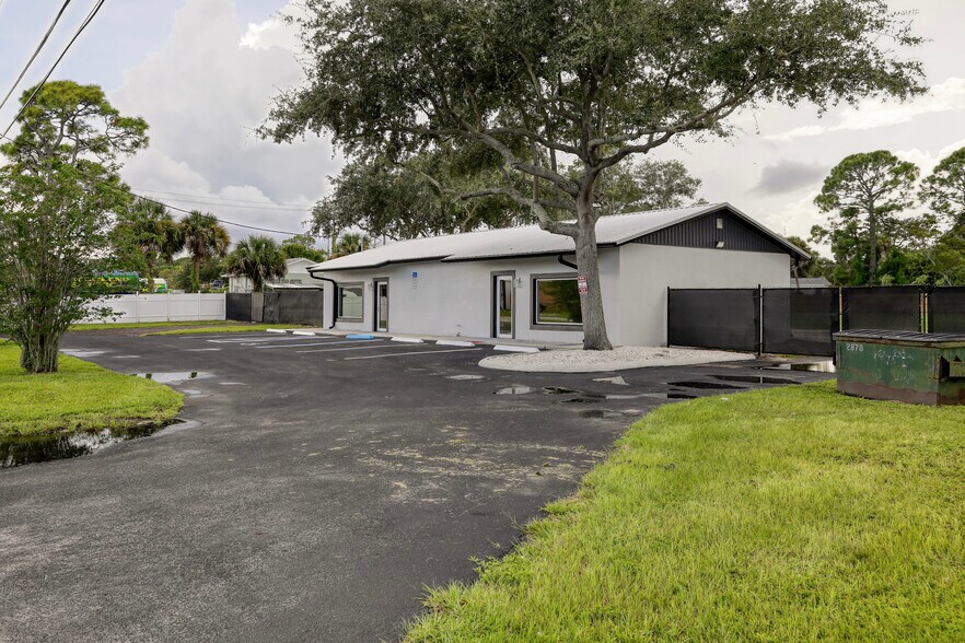 More Photos Of 1228 S Hopkins Ave, Titusville Office For Sale