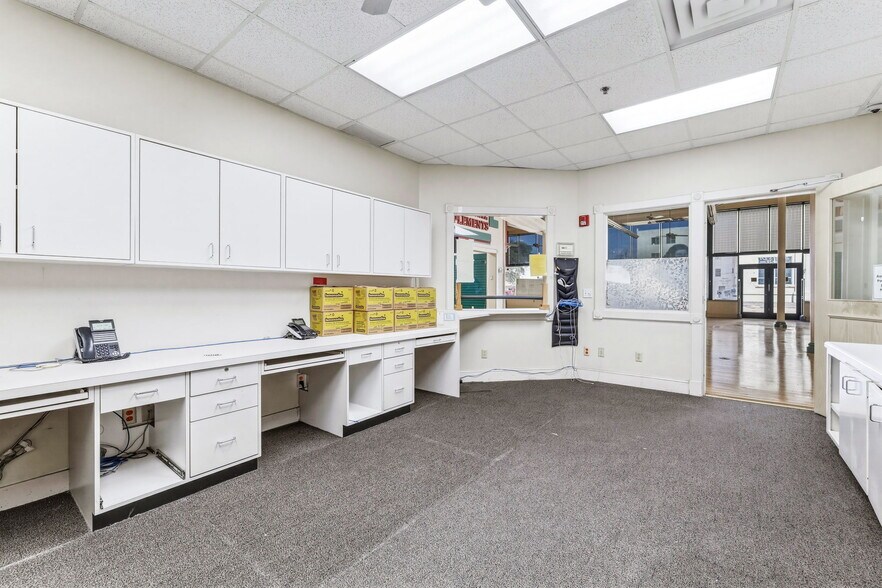 More Photos Of 29 S Chadbourne St, San Angelo Drugstore For Sale