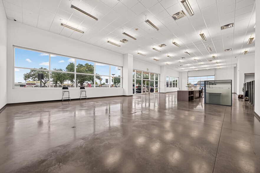 More Photos Of 15135 Bellaire Blvd, Houston Warehouse For Lease
