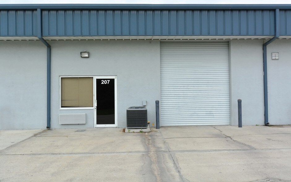 More Photos Of 2341 Porter Lake Dr, Sarasota Warehouse For Lease