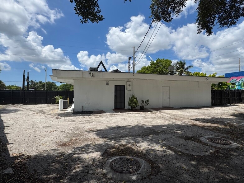More Photos Of 1605 NW 95th St, Miami Freestanding For Sale