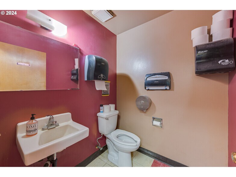 More Photos Of 22024 S Beavercreek Rd, Beavercreek Auto Repair For Sale