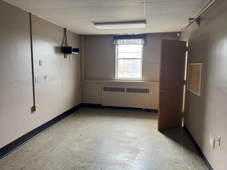 More Photos Of 45 School St, Houlton Office For Lease