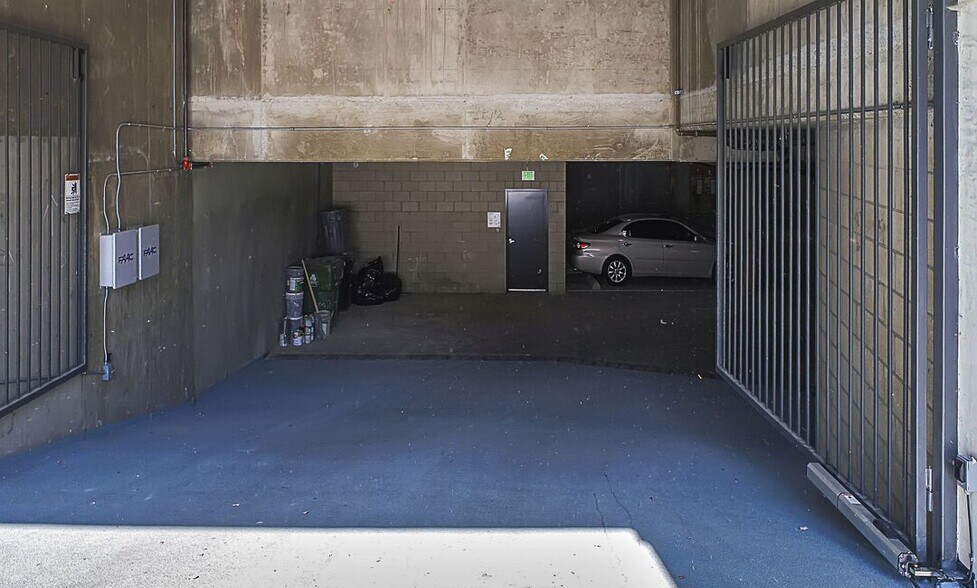 More Photos Of 1070 S Bedford St, Los Angeles Multifamily For Sale