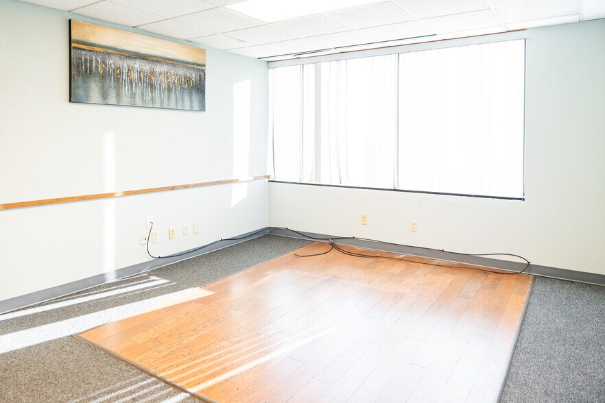 More Photos Of 407 N Cedar Ridge Dr, Duncanville Office Residential For Lease