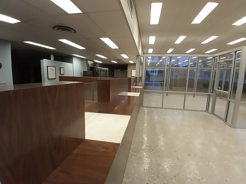 More Photos Of 407 Erwin Rd, Stonewall Freestanding For Sale