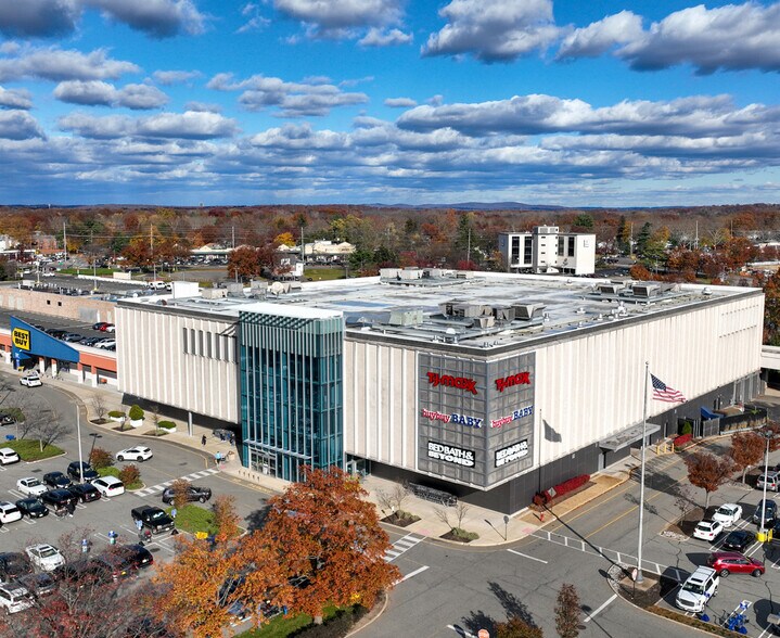 More Photos Of 34 E Ridgewood Ave, Paramus Department Store For Lease