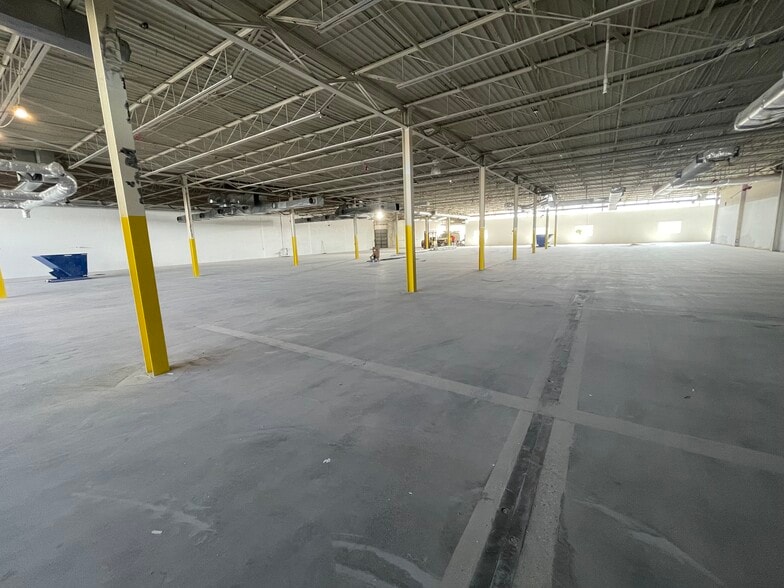 More Photos Of 10920 W Lincoln Ave, Milwaukee Distribution For Lease